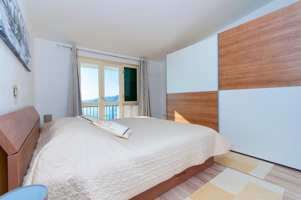 Apartment Lelas Omis Bagian luar foto