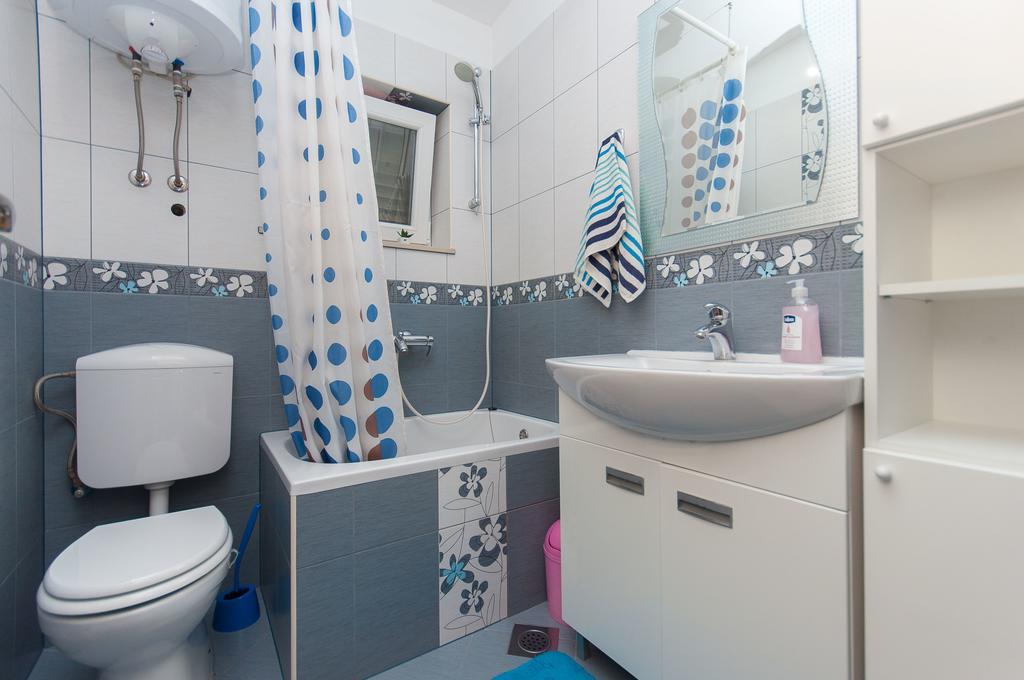Apartment Lelas Omis Bagian luar foto