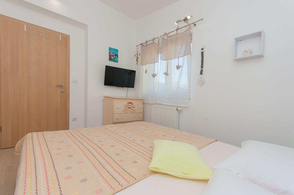 Apartment Lelas Omis Bagian luar foto