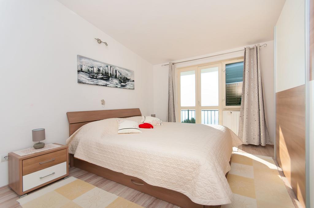 Apartment Lelas Omis Bagian luar foto