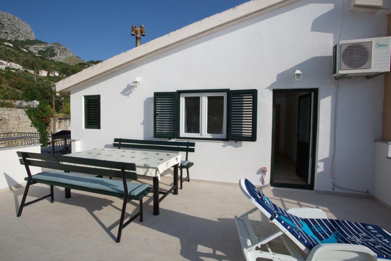 Apartment Lelas Omis Bagian luar foto