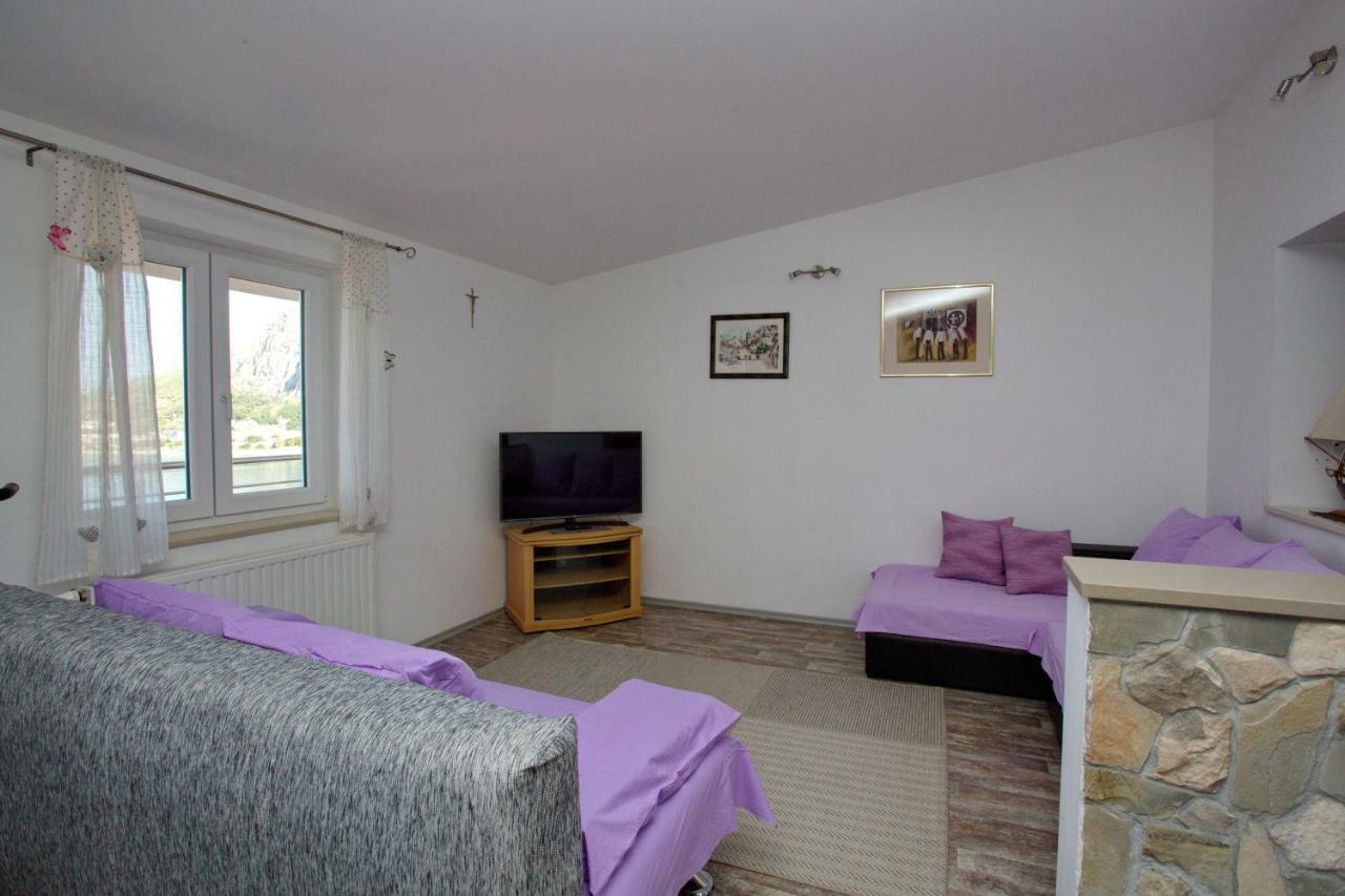 Apartment Lelas Omis Bagian luar foto