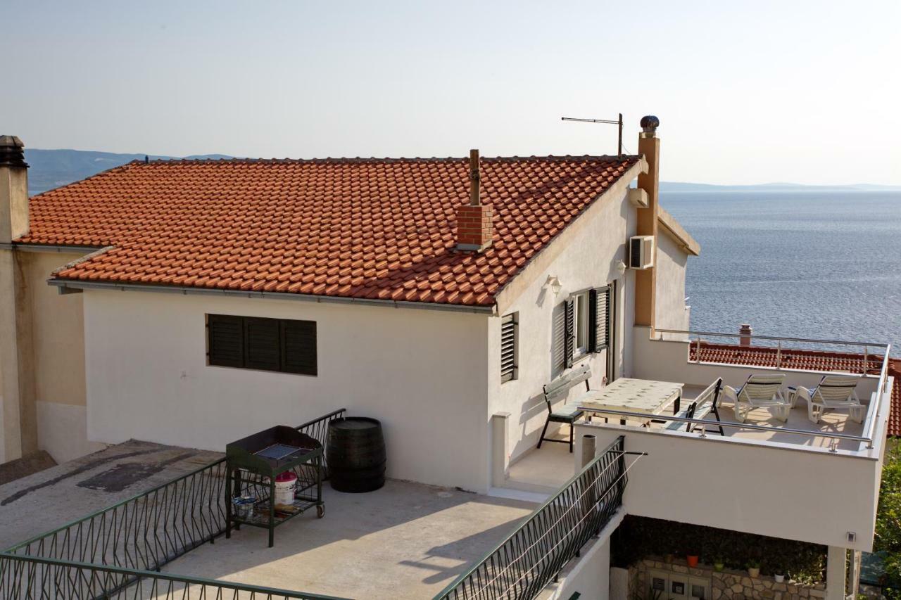 Apartment Lelas Omis Bagian luar foto