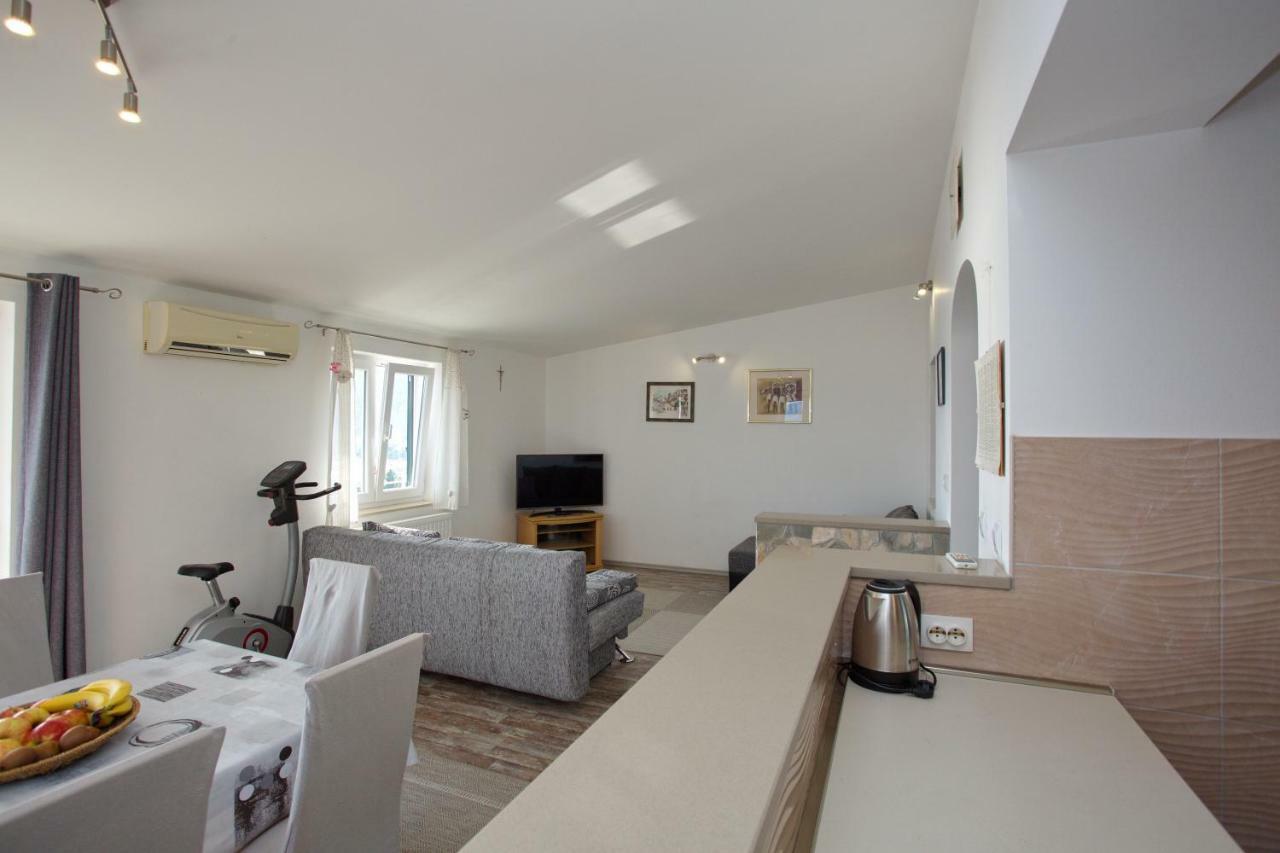 Apartment Lelas Omis Bagian luar foto