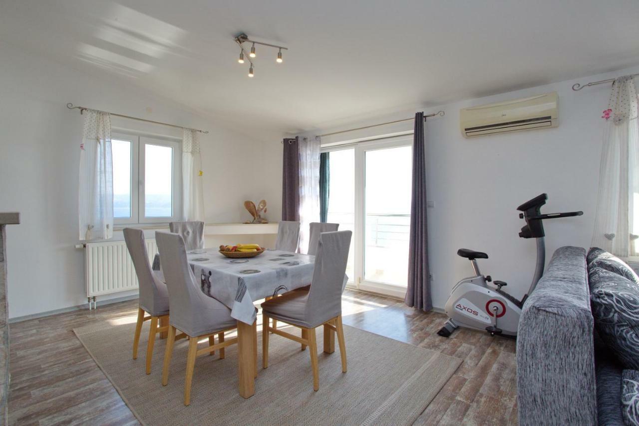 Apartment Lelas Omis Bagian luar foto