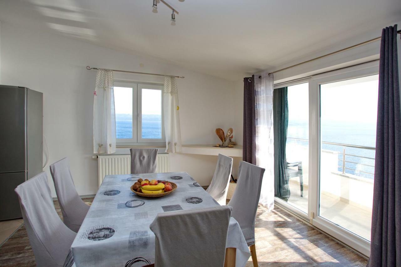 Apartment Lelas Omis Bagian luar foto