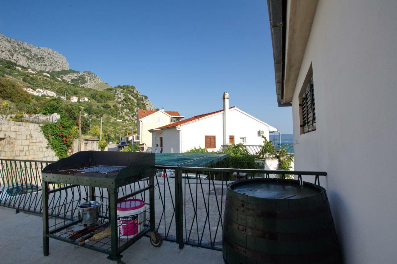 Apartment Lelas Omis Bagian luar foto